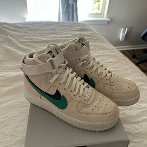 Nike WMNS Air Force 1 Hi SE in Summit White with Neptune Green Accents